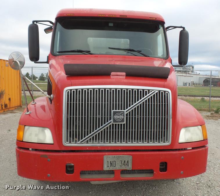 image for item DA3823 2003 Volvo VNM semi truck