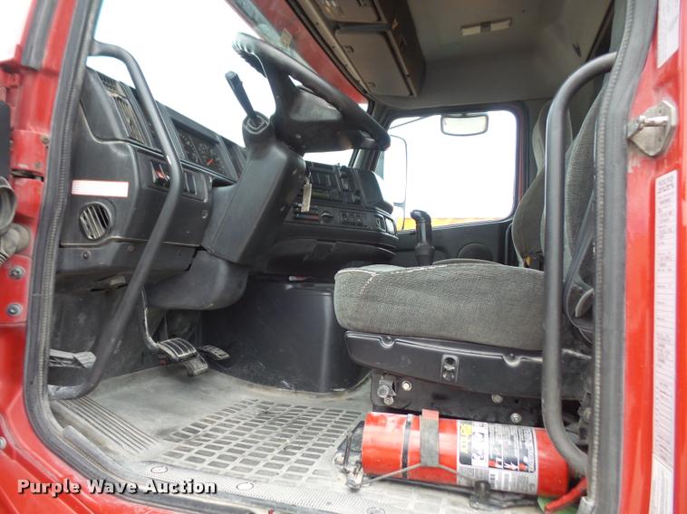image for item DA3823 2003 Volvo VNM semi truck
