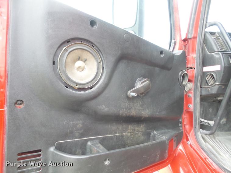 image for item DA3823 2003 Volvo VNM semi truck