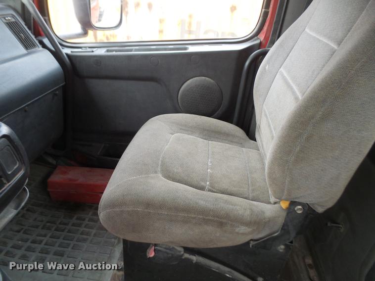 image for item DA3823 2003 Volvo VNM semi truck