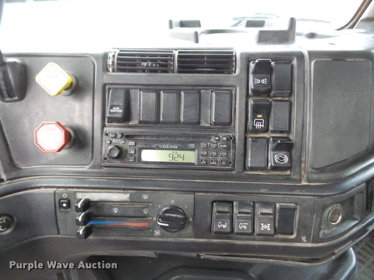 image for item DA3823 2003 Volvo VNM semi truck