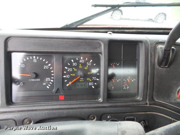 image for item DA3823 2003 Volvo VNM semi truck