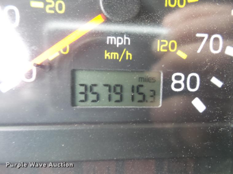 image for item DA3823 2003 Volvo VNM semi truck