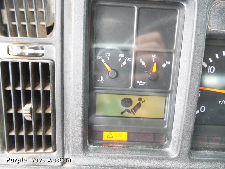 image for item DA3823 2003 Volvo VNM semi truck