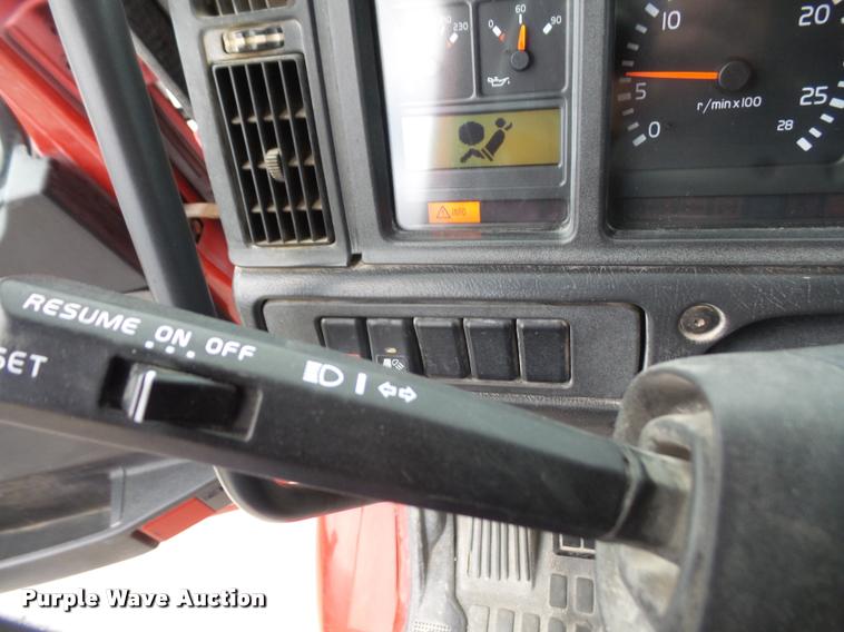 image for item DA3823 2003 Volvo VNM semi truck