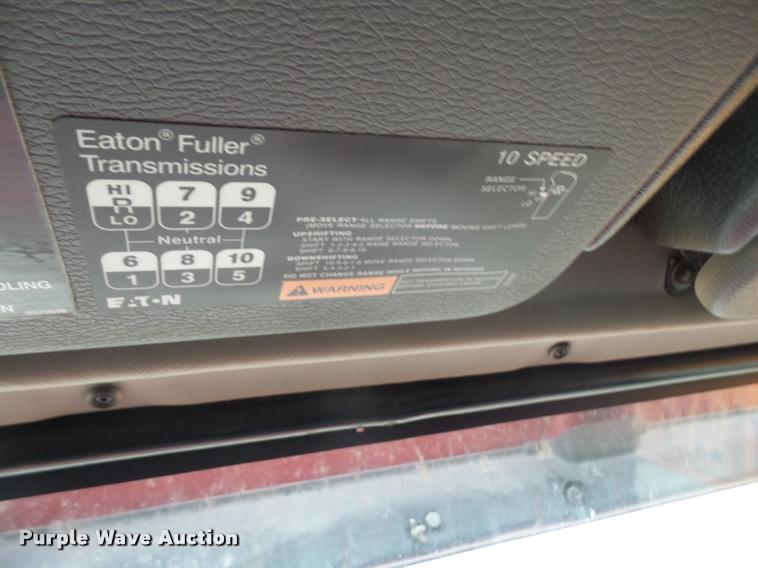 image for item DA3823 2003 Volvo VNM semi truck