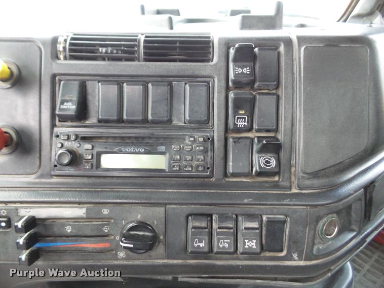 image for item DA3823 2003 Volvo VNM semi truck