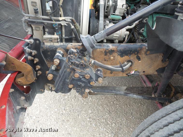 image for item DA3823 2003 Volvo VNM semi truck