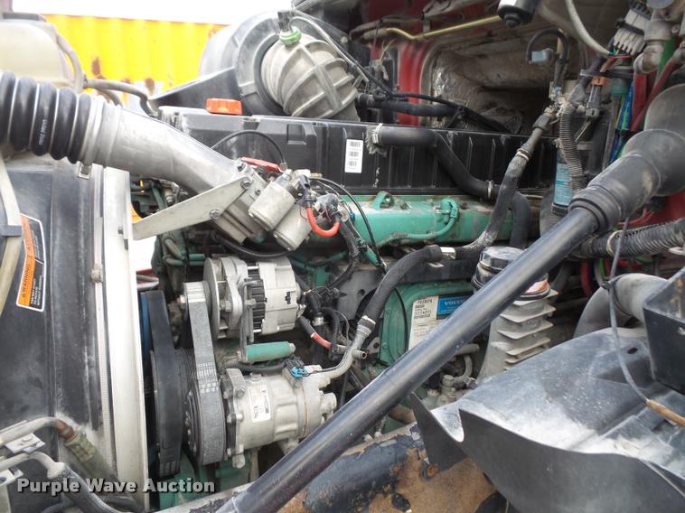 image for item DA3823 2003 Volvo VNM semi truck