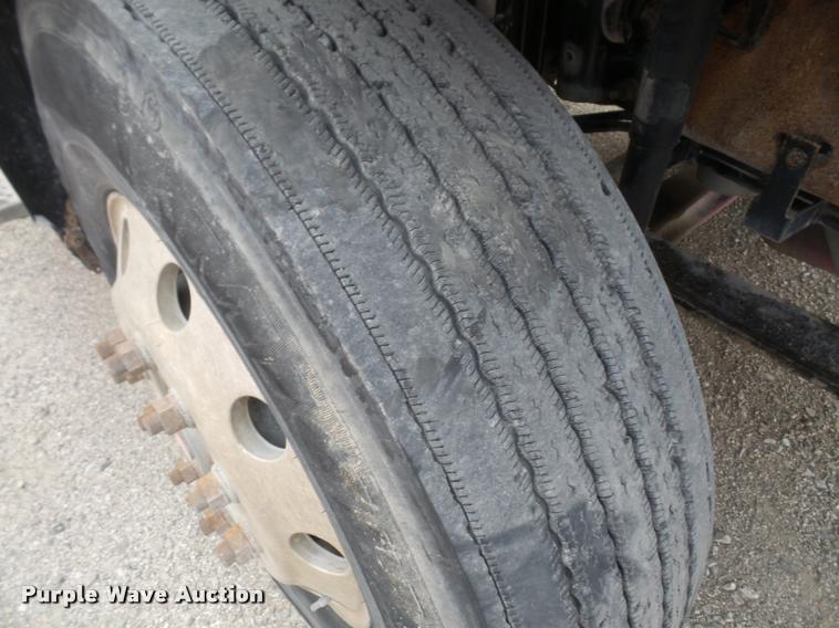 image for item DA3823 2003 Volvo VNM semi truck