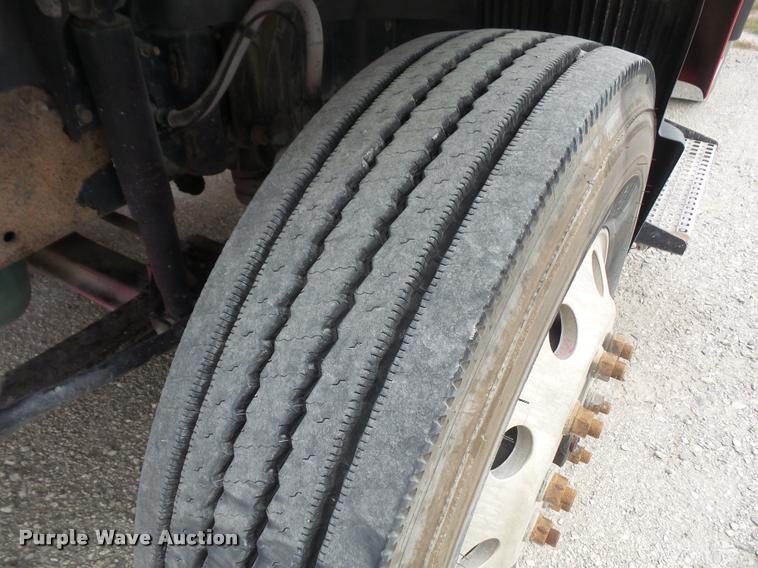 image for item DA3823 2003 Volvo VNM semi truck