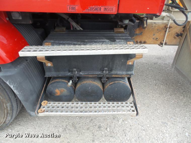 image for item DA3823 2003 Volvo VNM semi truck