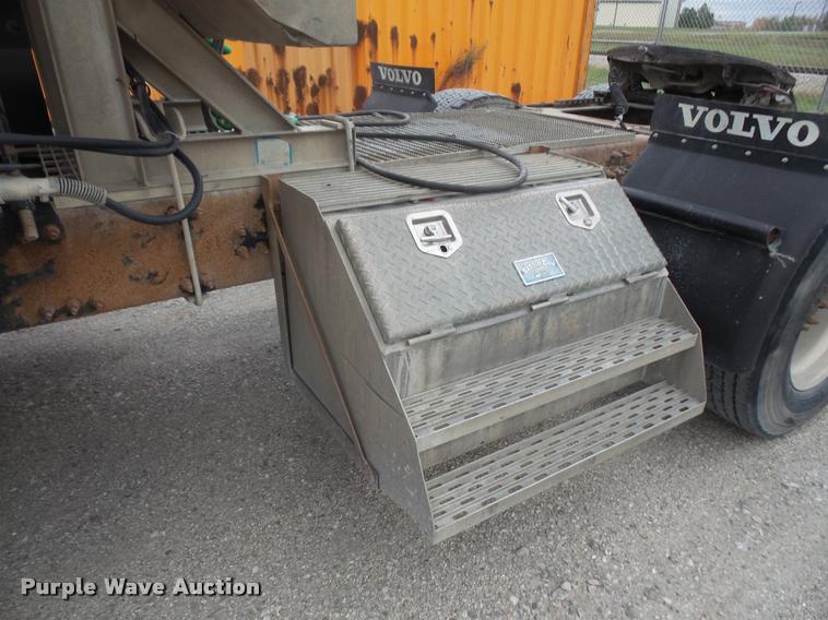 image for item DA3823 2003 Volvo VNM semi truck