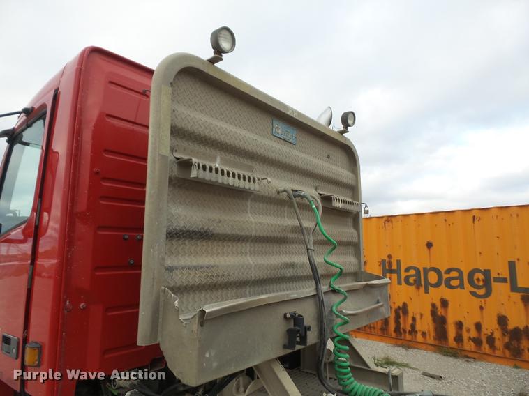 image for item DA3823 2003 Volvo VNM semi truck