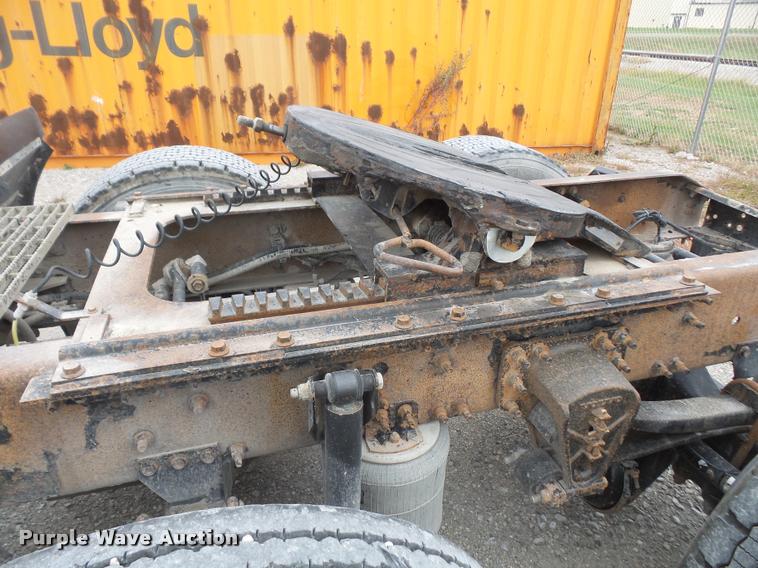 image for item DA3823 2003 Volvo VNM semi truck