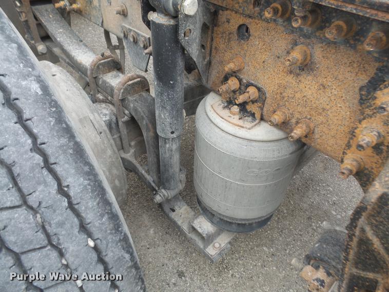 image for item DA3823 2003 Volvo VNM semi truck