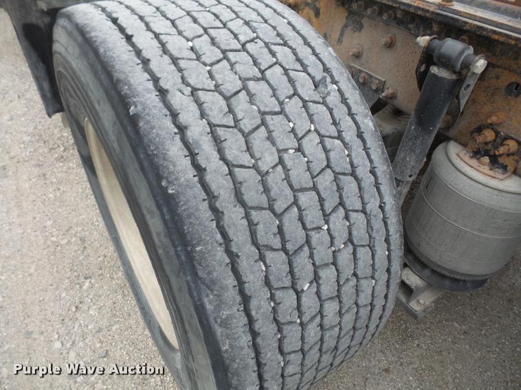 image for item DA3823 2003 Volvo VNM semi truck