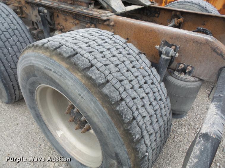 image for item DA3823 2003 Volvo VNM semi truck