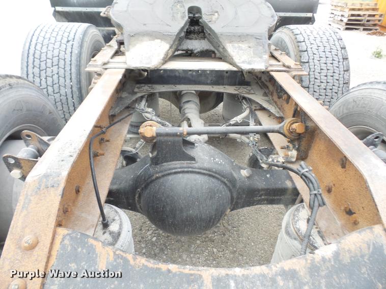 image for item DA3823 2003 Volvo VNM semi truck