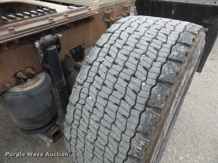 image for item DA3823 2003 Volvo VNM semi truck