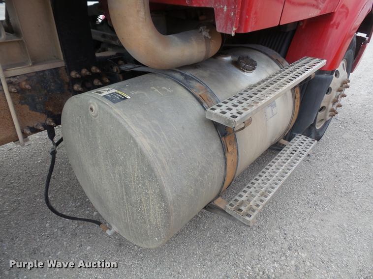 image for item DA3823 2003 Volvo VNM semi truck