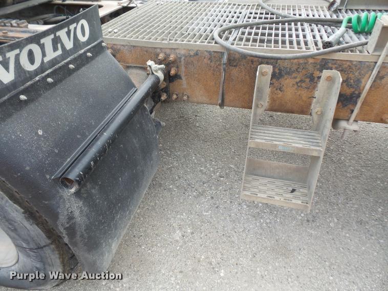 image for item DA3823 2003 Volvo VNM semi truck