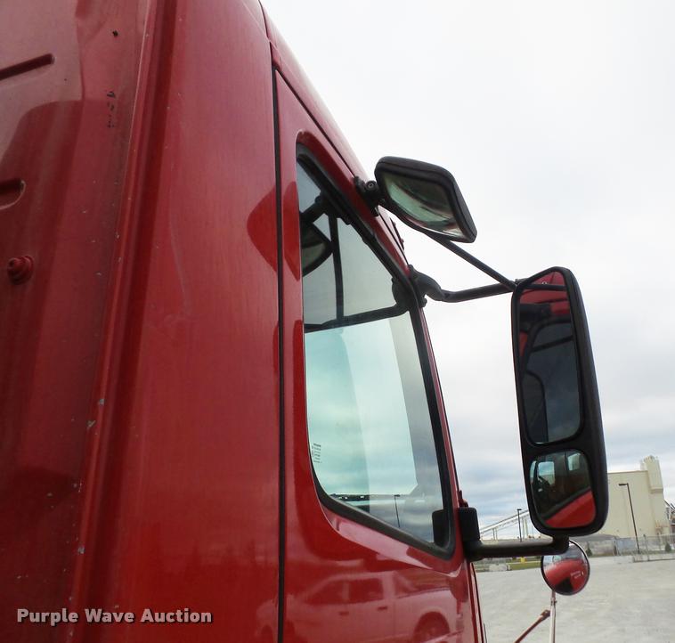 image for item DA3823 2003 Volvo VNM semi truck