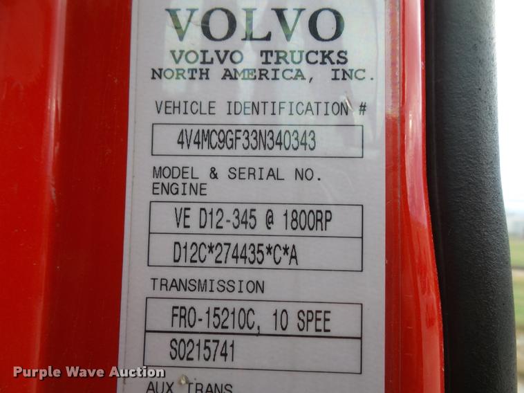 image for item DA3823 2003 Volvo VNM semi truck