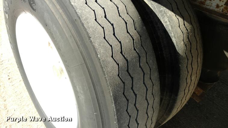 image for item DA4407 1994 Fruehauf dry van trailer