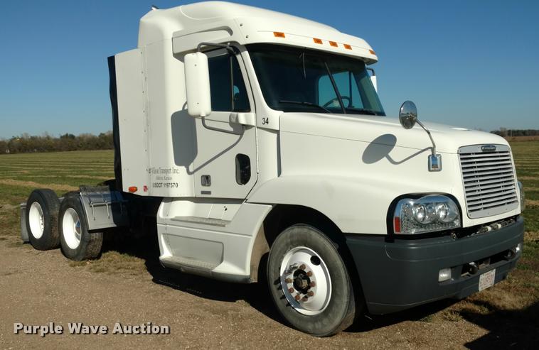 image for item DA4410 2004 Freightliner Century semi truck