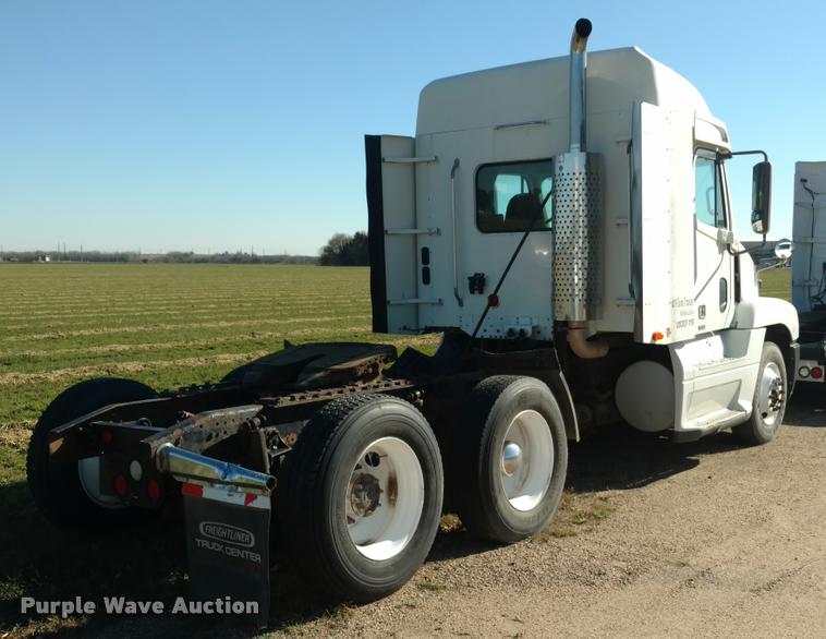 image for item DA4410 2004 Freightliner Century semi truck