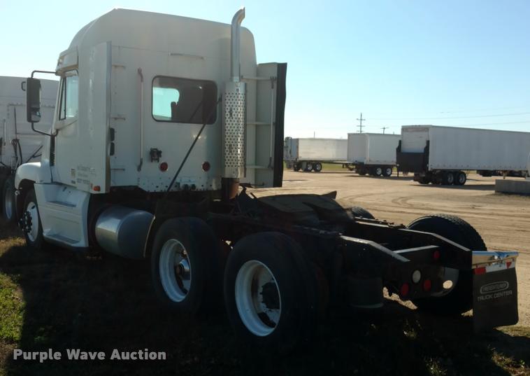 image for item DA4410 2004 Freightliner Century semi truck