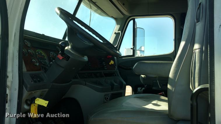 image for item DA4410 2004 Freightliner Century semi truck