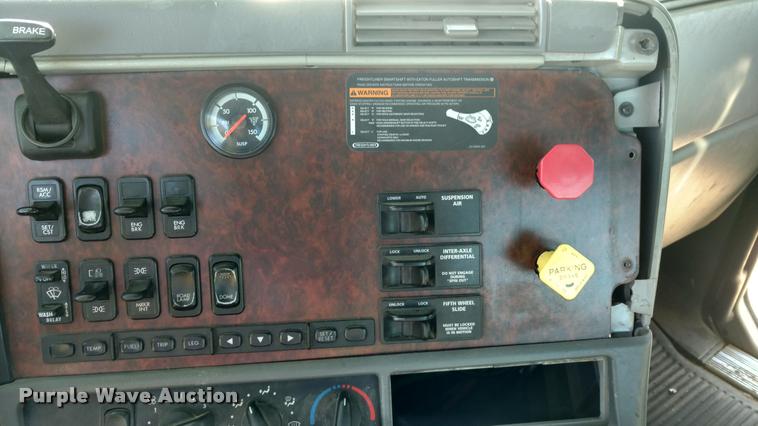 image for item DA4410 2004 Freightliner Century semi truck