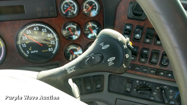 image for item DA4410 2004 Freightliner Century semi truck