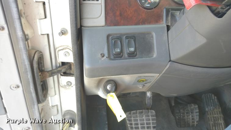 image for item DA4410 2004 Freightliner Century semi truck