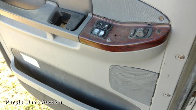 image for item DA4410 2004 Freightliner Century semi truck