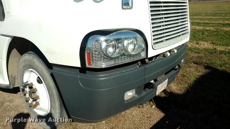 image for item DA4410 2004 Freightliner Century semi truck