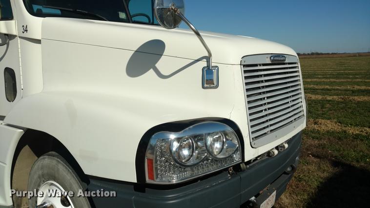 image for item DA4410 2004 Freightliner Century semi truck