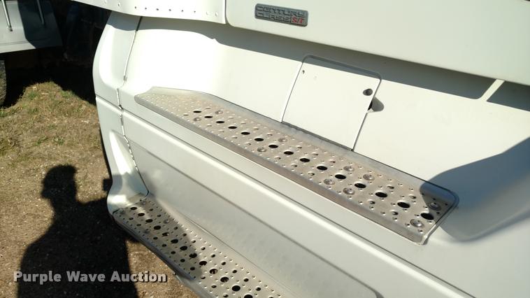 image for item DA4410 2004 Freightliner Century semi truck