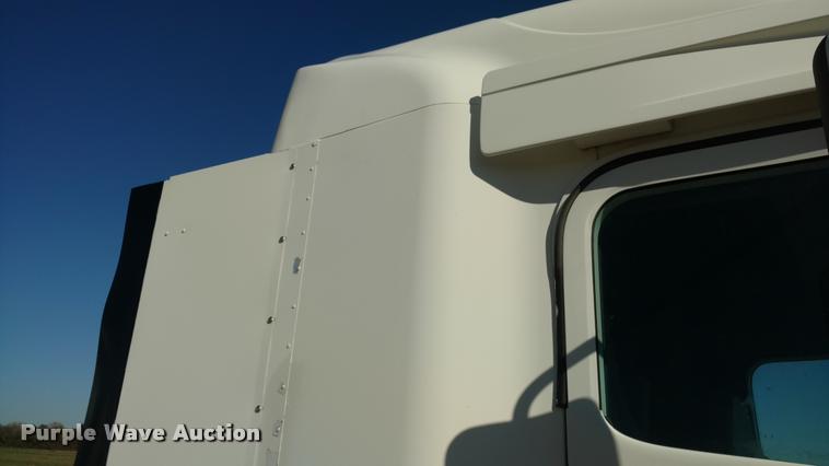 image for item DA4410 2004 Freightliner Century semi truck