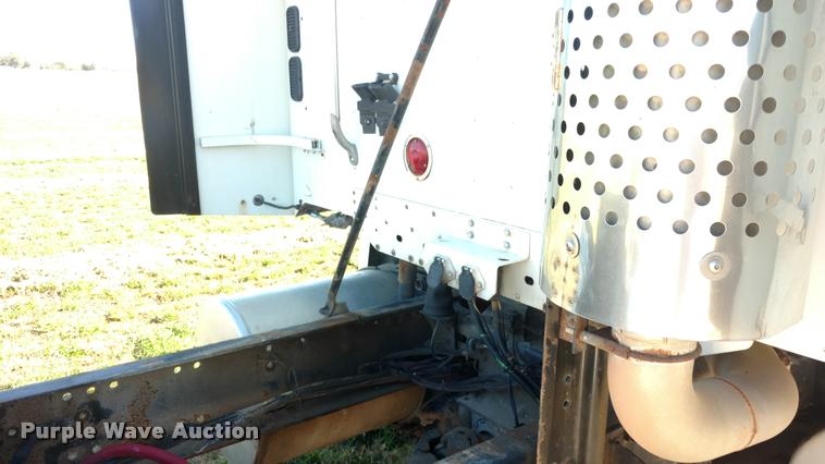 image for item DA4410 2004 Freightliner Century semi truck