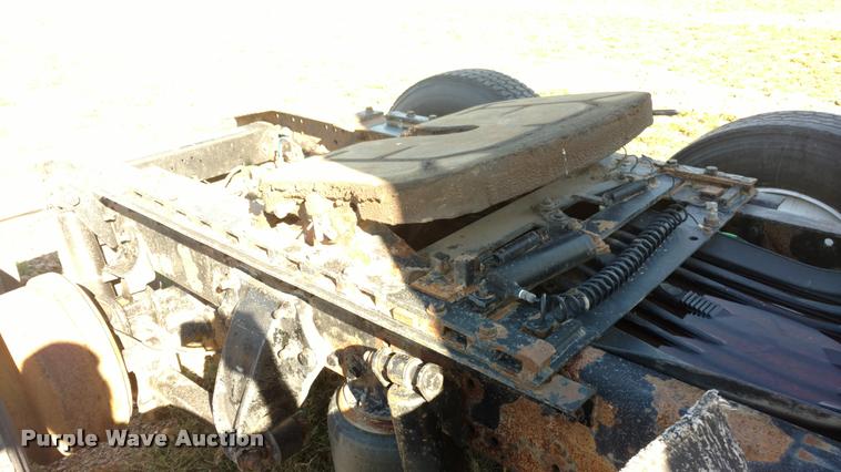 image for item DA4410 2004 Freightliner Century semi truck