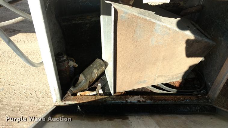 image for item DA4412 1995 Ledwell feed delivery trailer