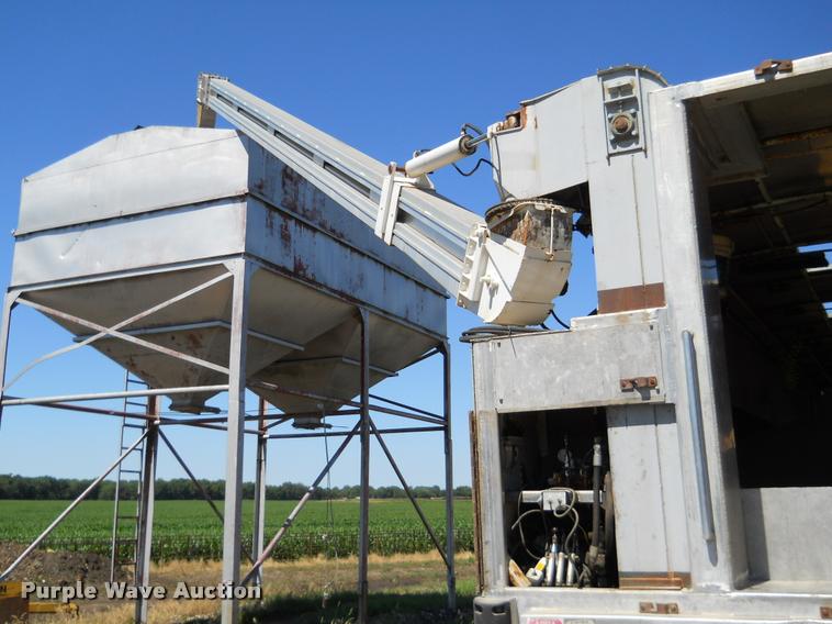 image for item DA4412 1995 Ledwell feed delivery trailer