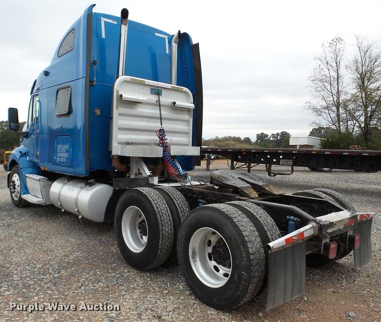image for item DA8982 2003 Peterbilt 387 semi truck