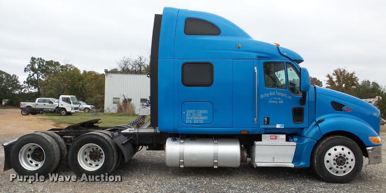 image for item DA8982 2003 Peterbilt 387 semi truck