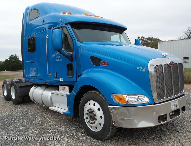 image for item DA8982 2003 Peterbilt 387 semi truck