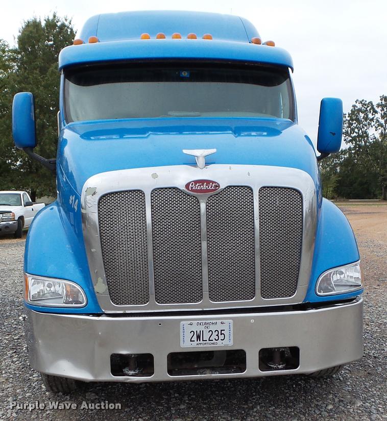 image for item DA8982 2003 Peterbilt 387 semi truck