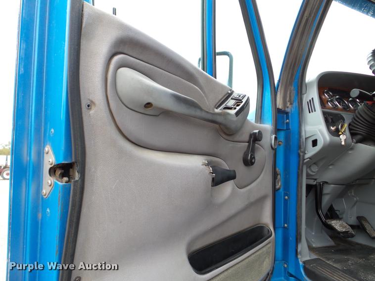 image for item DA8982 2003 Peterbilt 387 semi truck